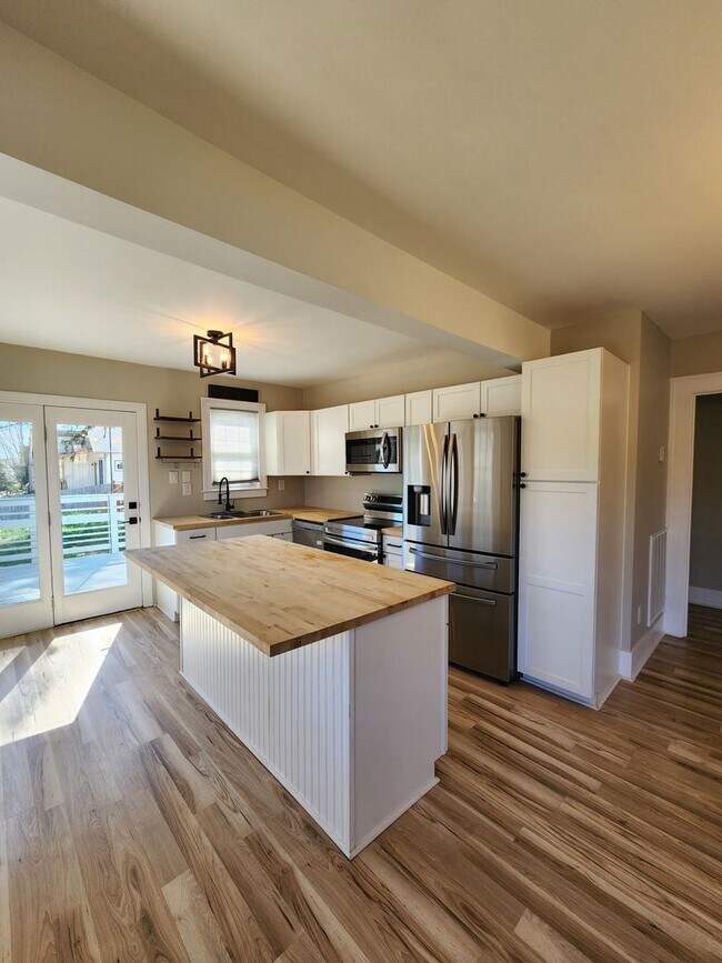 Building Photo - Oakley Rental with Most Utilities Included!