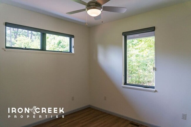 Building Photo - 11 Hilltopia Rd