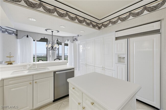 Building Photo - 8990 Bay Colony Dr