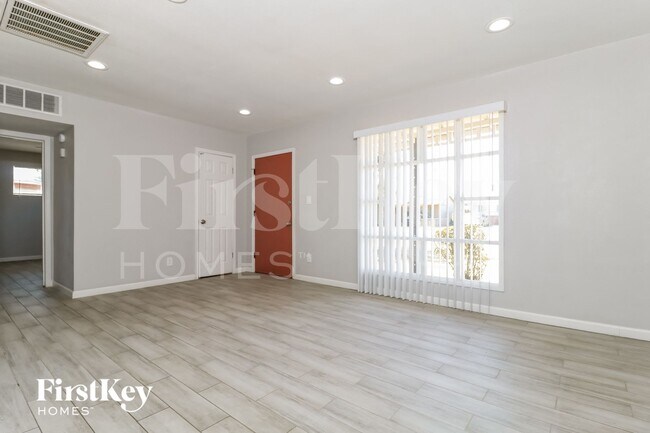 Building Photo - 2735 W Royal Palm Rd