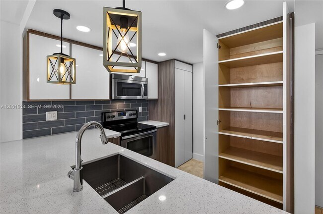 Building Photo - 600 NE 36th St