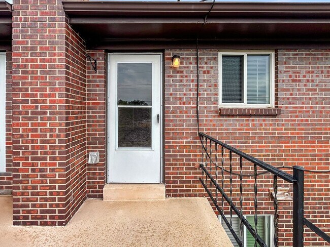 Building Photo - $0 DEPOSIT OPTION. 2 BED 1 BATH IN SOUTH W...