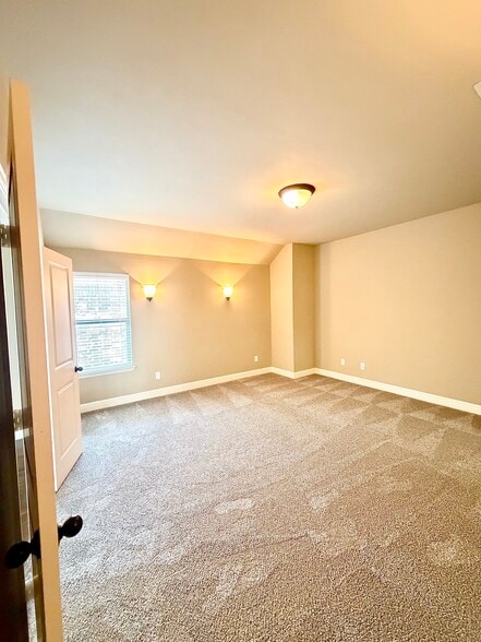 Building Photo - 705 Rembrandt Ct