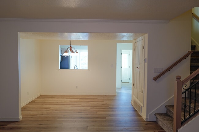 Building Photo - 800 Hamlet Cir S