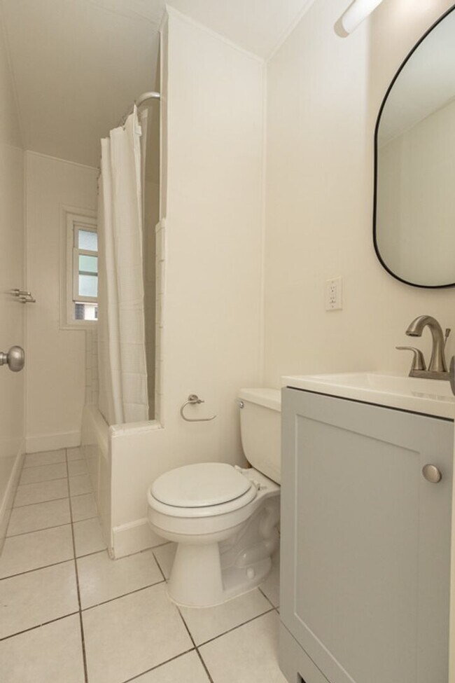Building Photo - Charming 2 bed /1 Bath Duplex in Pacific Beach 8 Blocks From the Ocean!