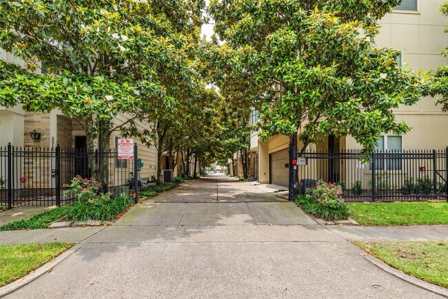 Building Photo - 2915 Pease St