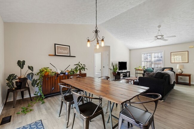 Building Photo - Bright and Spacious 3 Bedroom Home in Chesterfield ***Available Early March***