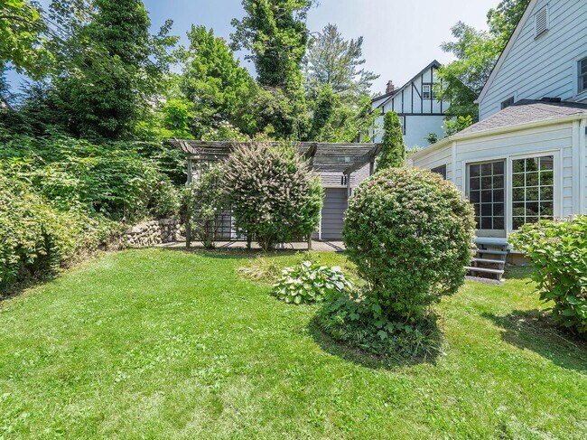 Building Photo - 221 Manhasset Ave