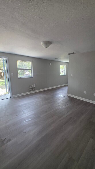 Building Photo - 101 S Forest St