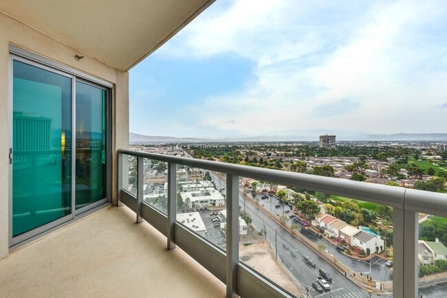 Building Photo - Turnberry Towers 1904E-Strip/Golf/City Views from this Fully Furnished 1Bd Residence