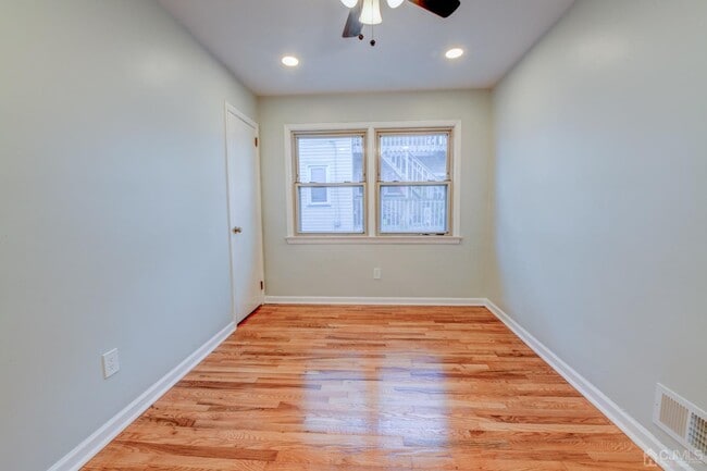 Building Photo - 157 Cooper Ave