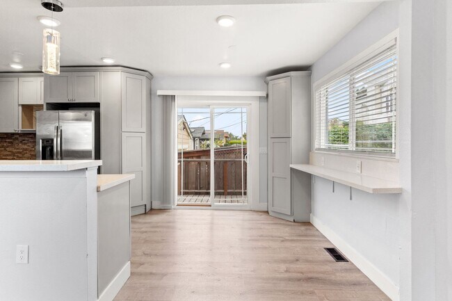 Building Photo - Spacious 4-Bed Oakland Apartment: Modern U...