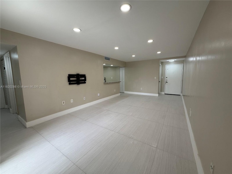 Primary Photo - 9405 Fontainebleau Blvd