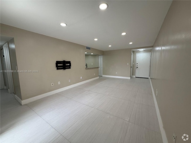Building Photo - 9405 Fontainebleau Blvd