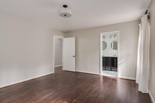 Building Photo - 4601 Club Cir NE
