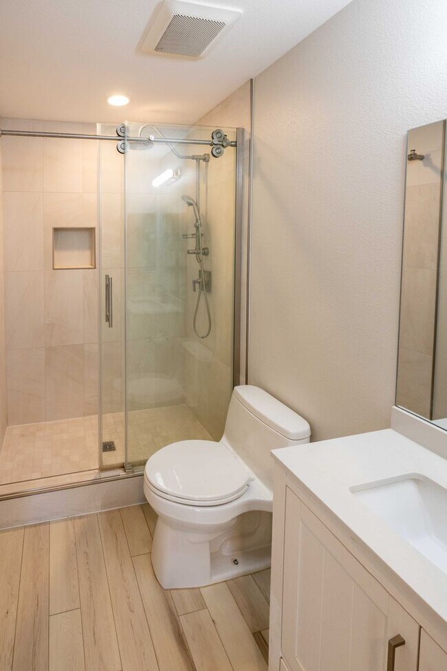 Building Photo - Spacious End-Unit Townhome in Gated Liberty Commons