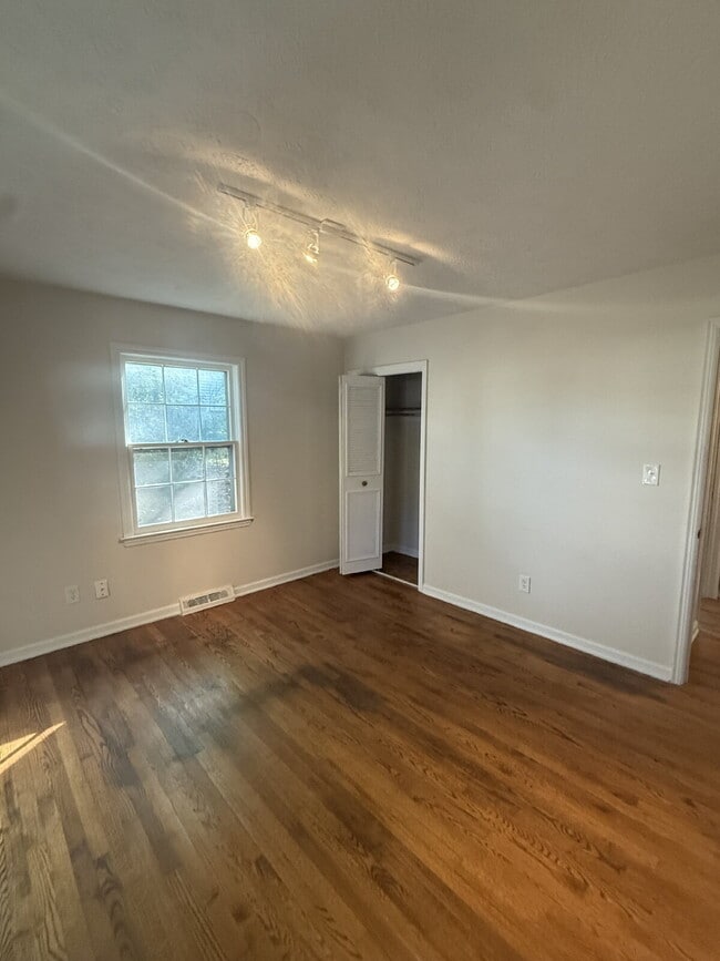 Building Photo - Two bed one bath property in Madison Heigh...
