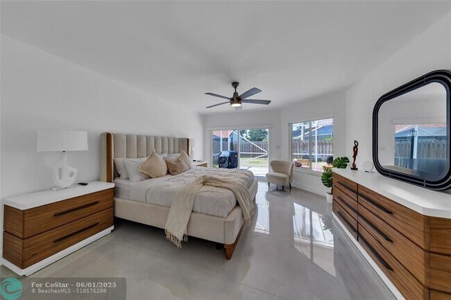 Building Photo - 9585 Carousel Cir S