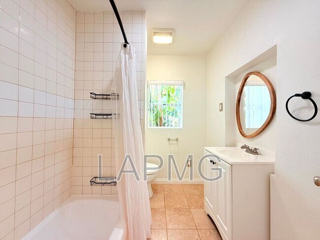 Building Photo - 4447 Lockwood Ave