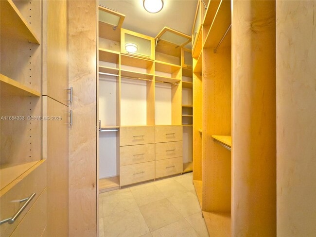 Building Photo - 848 Brickell Key Dr