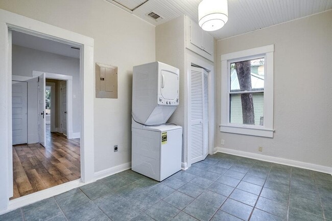 Building Photo - 804 Theresa Ave