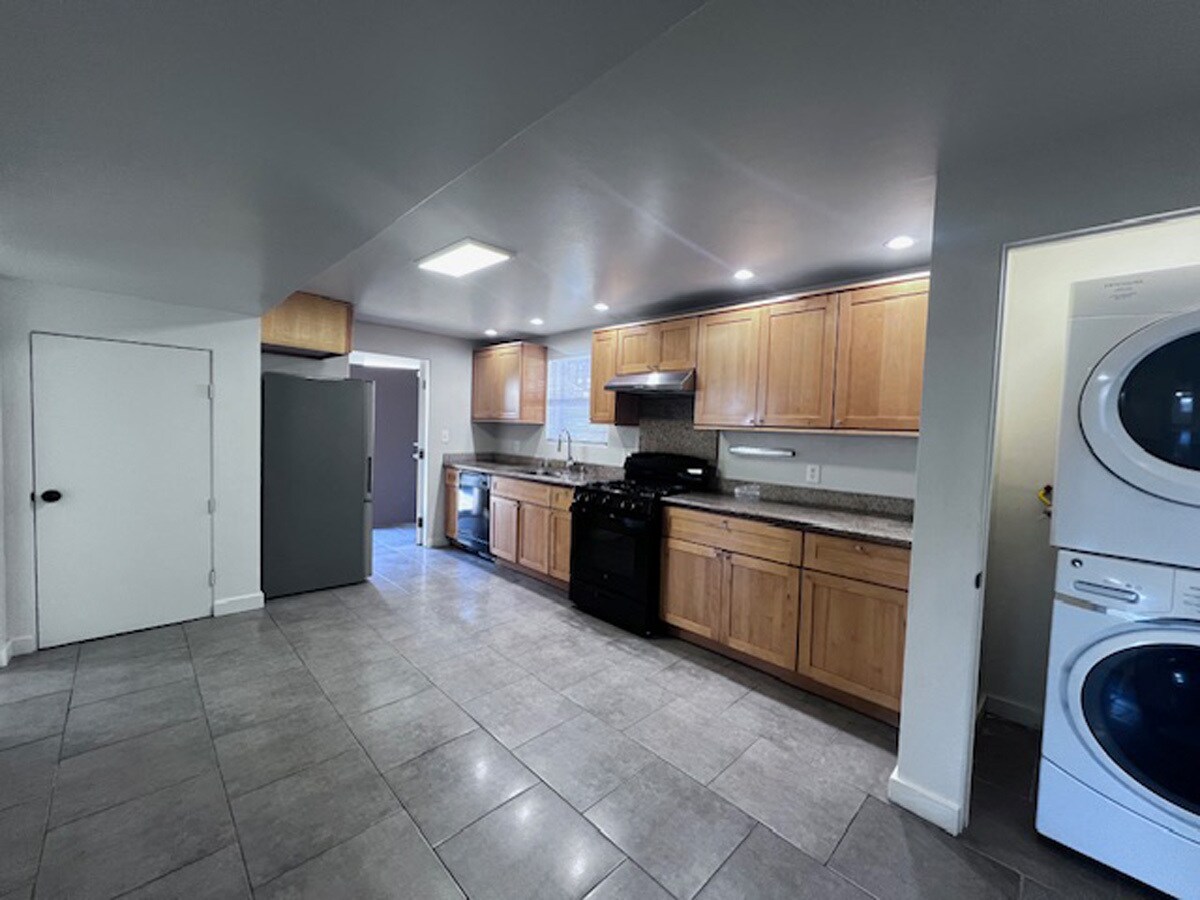 Building Photo - 1037 Peralta St