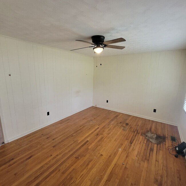 Building Photo - 3/1 Brick Ranch-Cookeville City-Carport