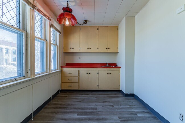 Building Photo - 5 bedroom, 2 bath home, close to U of I, MTD lines, local shopping & dining!! - Available August ...