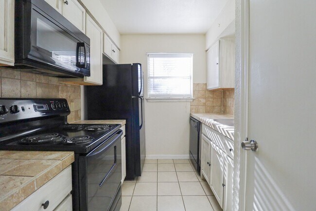 Building Photo - 1 Bed | 1 Bath in South Tulsa!