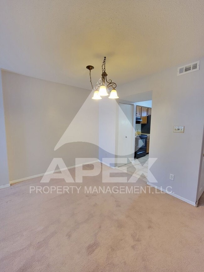 Building Photo - Beautiful 2Bd - 1.5 Bath Condo in West Kno...