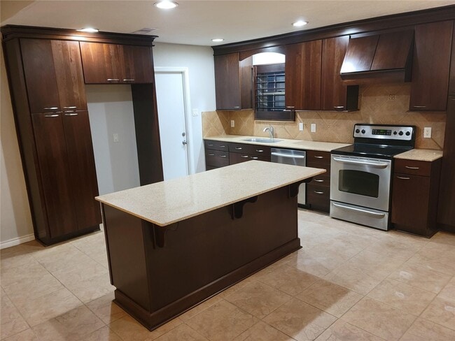 Building Photo - 343 Windsor Square