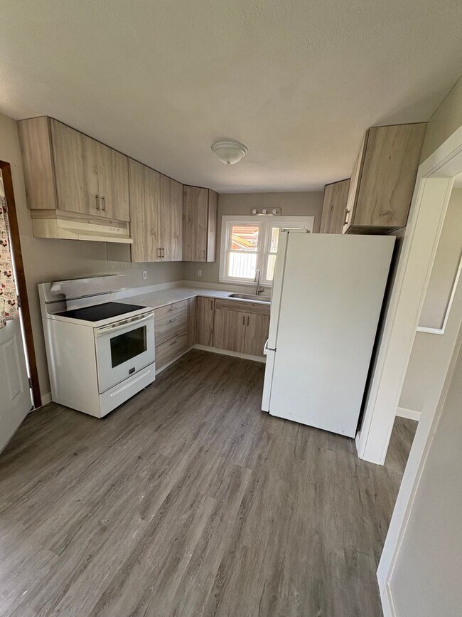 Building Photo - UPDATED 3 Bedroom 1 Bathroom single family home