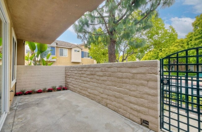Building Photo - Newly Remodeled - Stunning 2 Bedroom, 2 Ba...