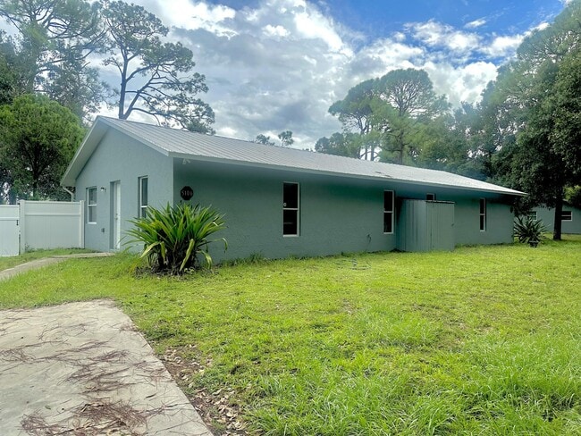 Building Photo - 5106 Sanibel Ave