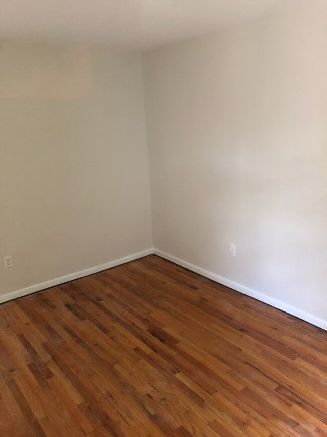 Building Photo - West End Giant