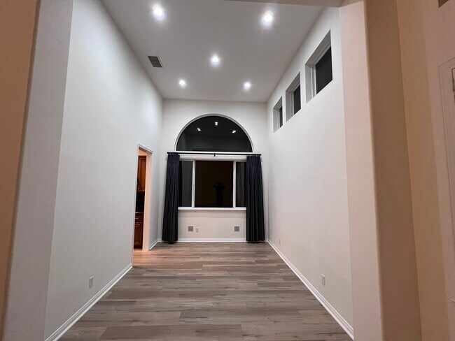 Building Photo - 3639 El Encanto Dr