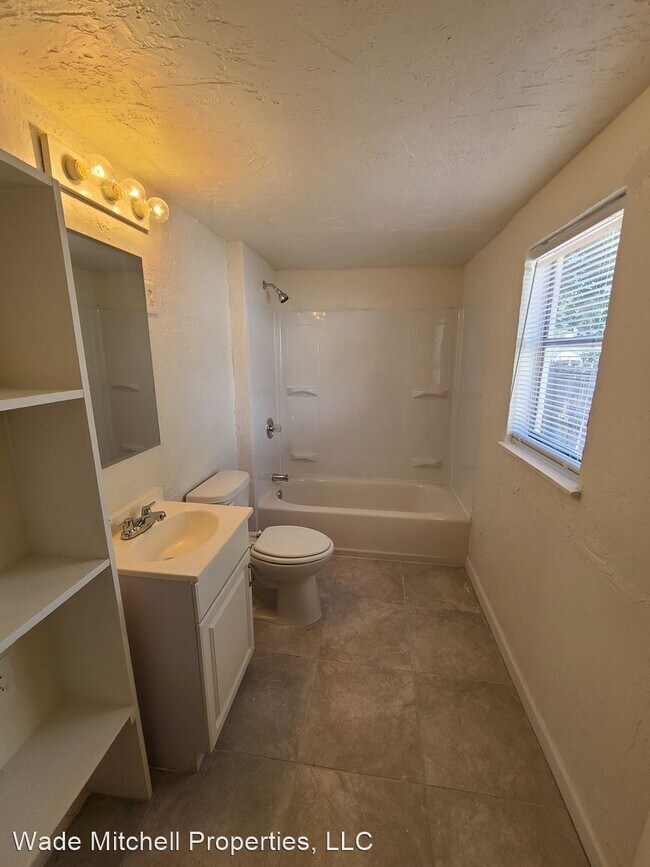 Building Photo - 4 br, 2 bath House - 3003 N. Hill