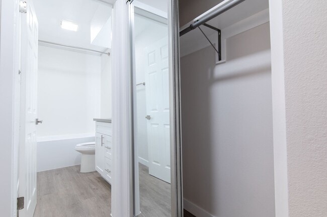 Interior Photo - 980 Menlo Avenue