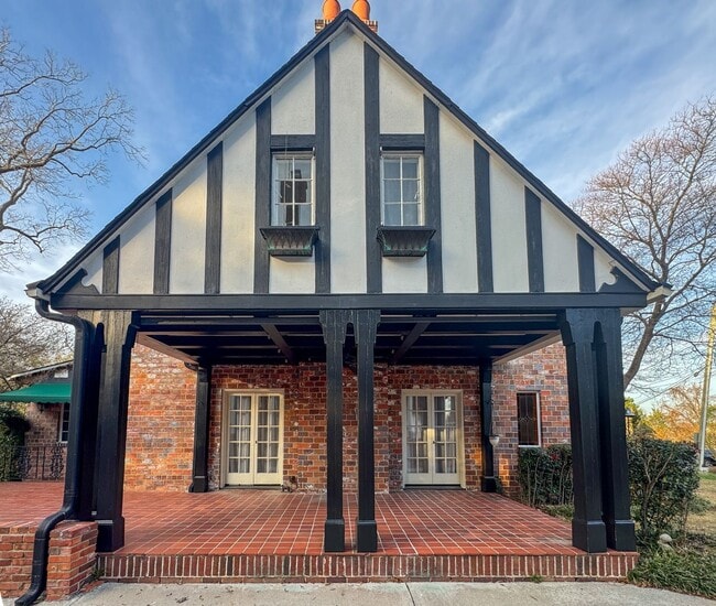 Building Photo - Stunning 4 Bed 4 Bath Haymount Home