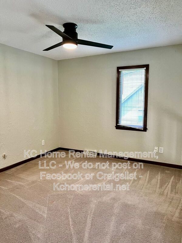 Building Photo - 3868 SW Harbor Dr