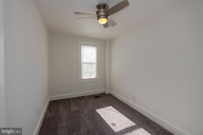 Building Photo - 3317 W Garrison Ave