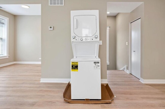 Building Photo - 2 bedroom in Chicago IL 60657