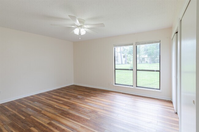 Building Photo - 15919 Golf Club Dr