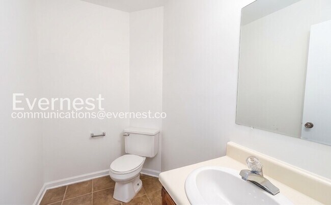 Building Photo - 2 Bed/1.5 Bath Home with Off-Street Parking / Pet-Friendly / Available Now!
