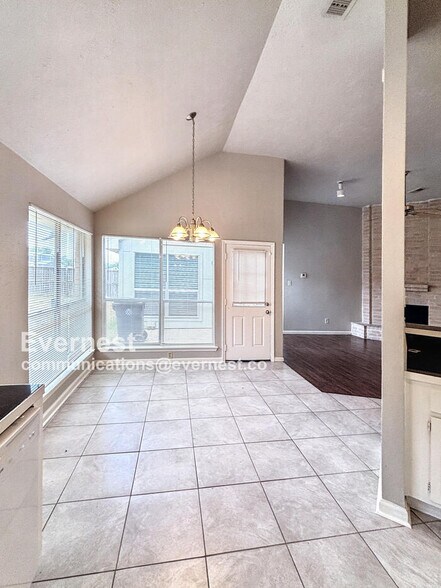 Building Photo - 2038 Woodland Hills Dr