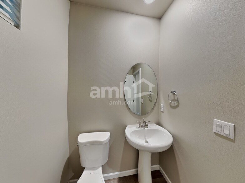 Building Photo - 5748 86th Dr NE