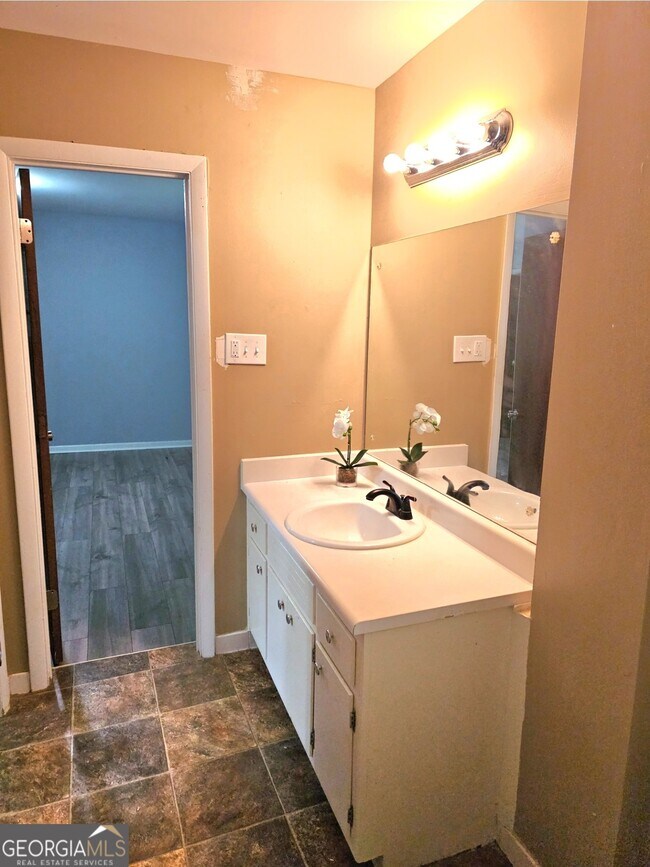 Building Photo - 5690 Deerfield Ct