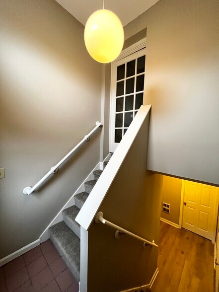 Building Photo - 812 Lake Vista Dr