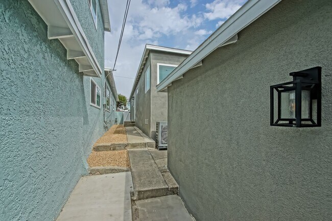 Building Photo - Completely Remodeled, Bright & Airy 3BR2BA...