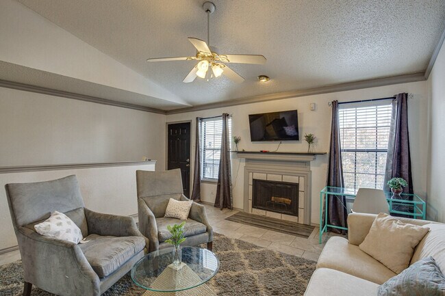 Building Photo - 8750 Park Ln